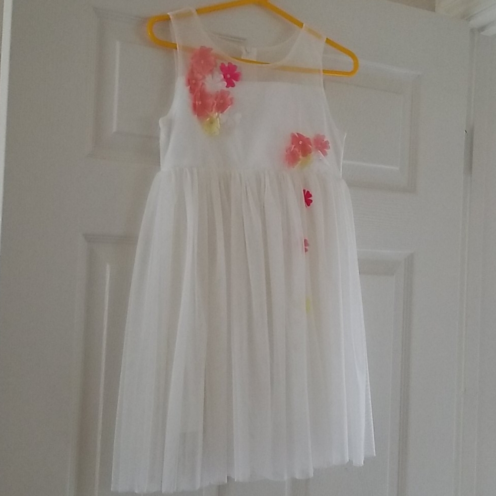 💐 NWOTWhite Overlay Dress with Flower applique 💐